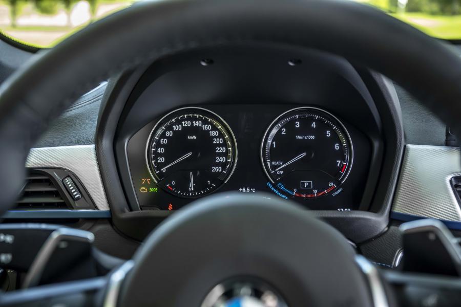 Панель приборов BMW X1 xDrive25i M Sport (F48) 2019 года  (WW) (фото 90 из 112)